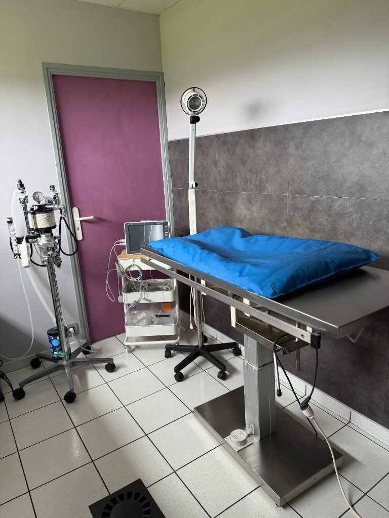 Salle de chirurgie équipée — table, anesthésie et monitoring